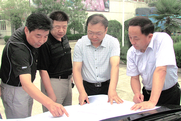 六安市委常委、束學龍副市長來集團督查“退城進園”工作。