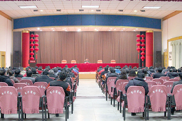 集團全年管理工作會議，圍繞《勁霸總裁洪忠信致員工一封信》的內(nèi)容，要求全體高管人員要爭做團隊的領頭人、行為準則的標桿和以身作則的榜樣。
