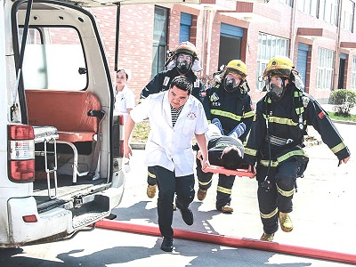 醫(yī)生、消防官兵在消防演練中抬擔(dān)架救助傷患