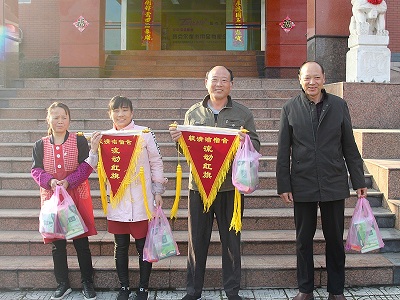 受到表?yè)P(yáng)的宿舍員工代表