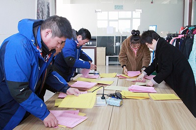 2019年12月8日，集團黨委召開第四次換屆選舉大會-工作人員統(tǒng)計選票