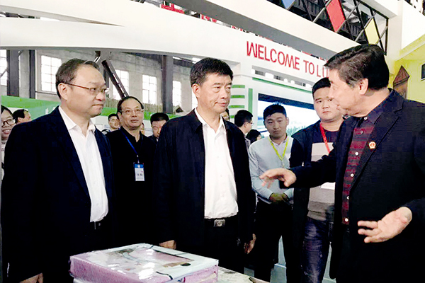 安徽省委常委、六安市委孫云飛書記在全市工業(yè)品展銷會上駐足察看公司產(chǎn)品-